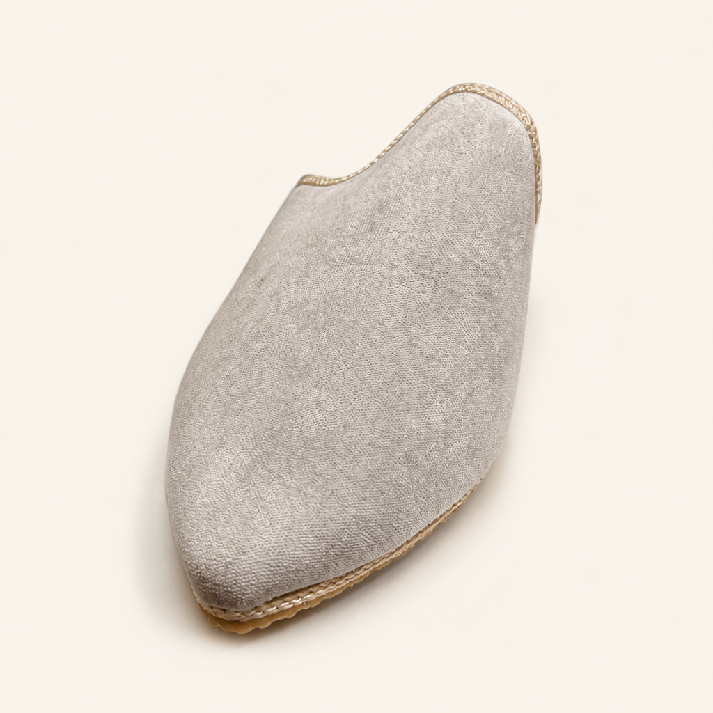 Babouches artisanales gris perle et doré pâle — vue de face