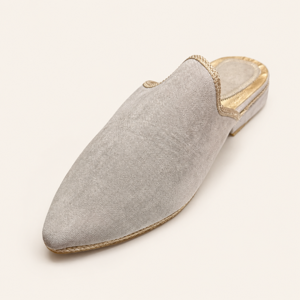 Babouches artisanales gris perle et doré pâle — vue trois quarts