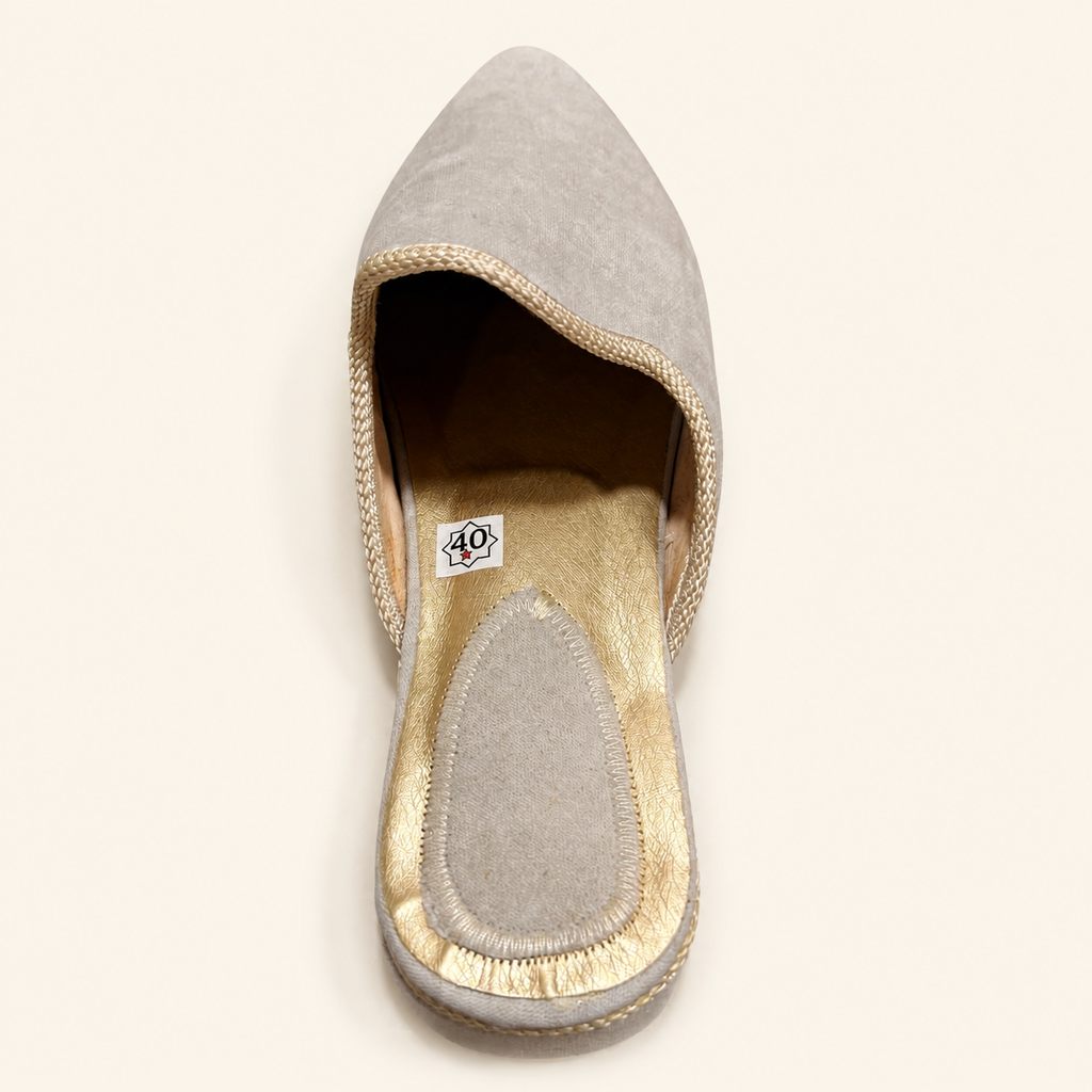 Babouches artisanales gris perle et doré pâle — échantillon marqué 40