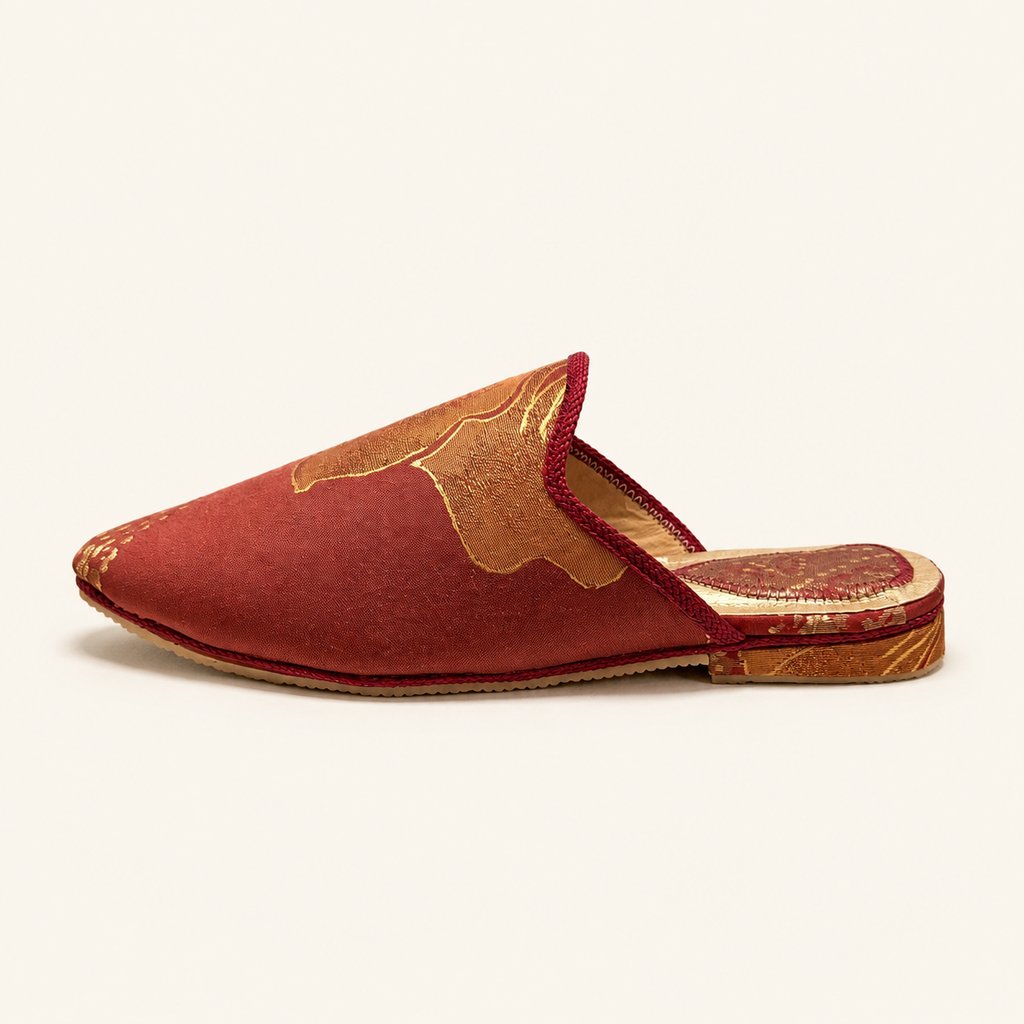 Babouches artisanales terracotta et doré — vue de côté