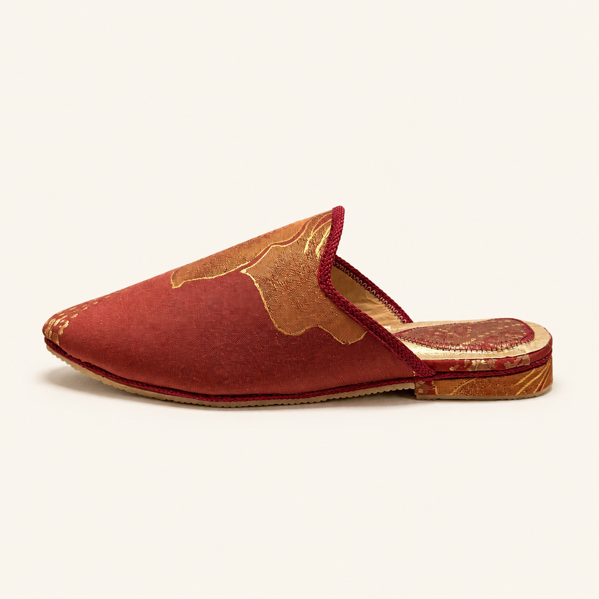 Babouches artisanales terracotta et doré — vue de côté