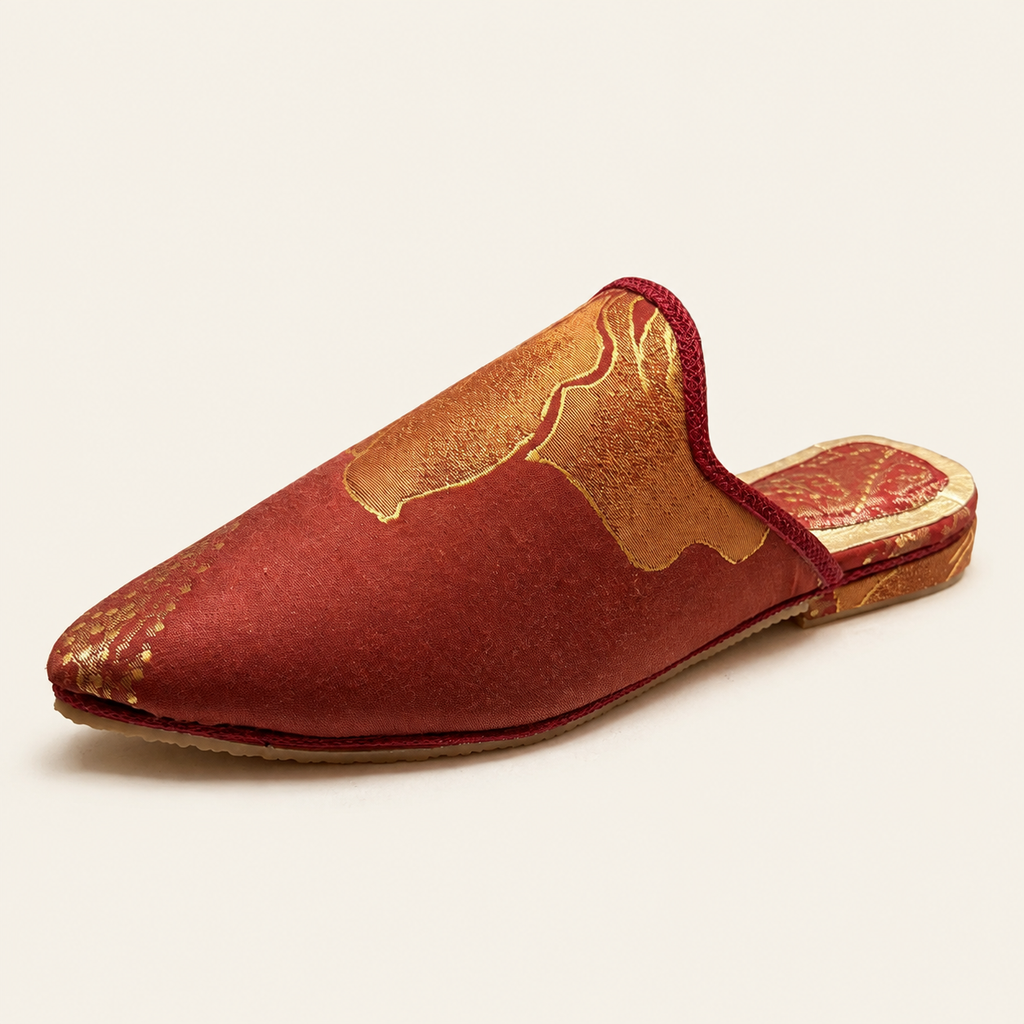 Babouches artisanales terracotta et doré — vue trois quarts