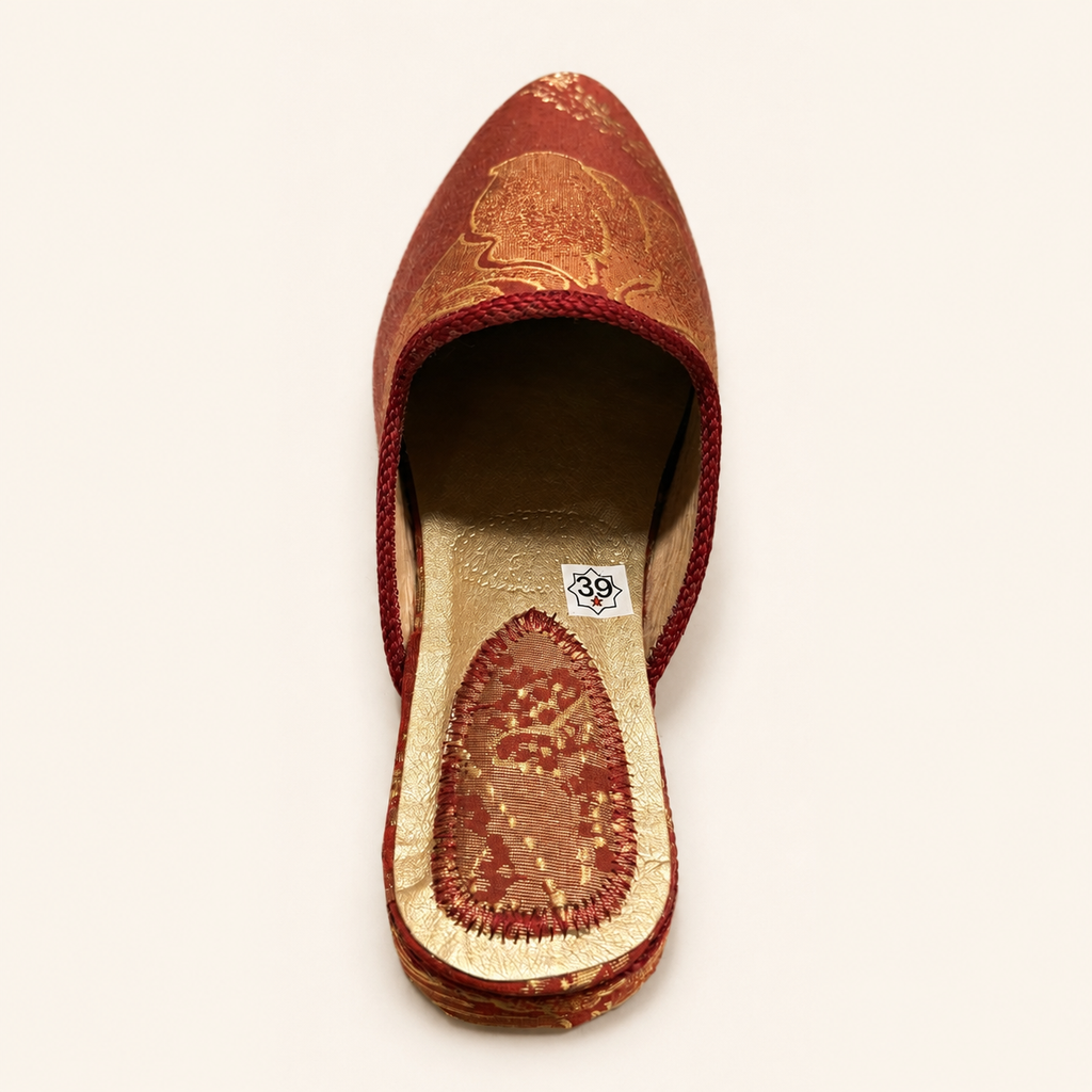 Babouches artisanales terracotta et doré — vue du dessus, échantillon marqué 39