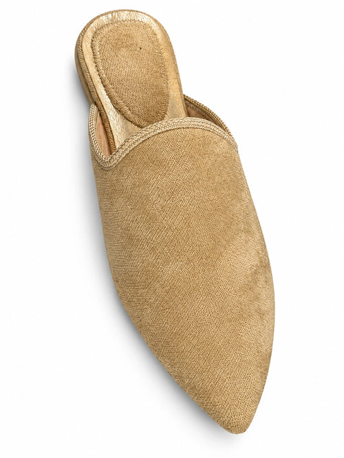 Plain beige textured babouche with a pointed toe, braided opening and gold-tone heel rim on a white background.