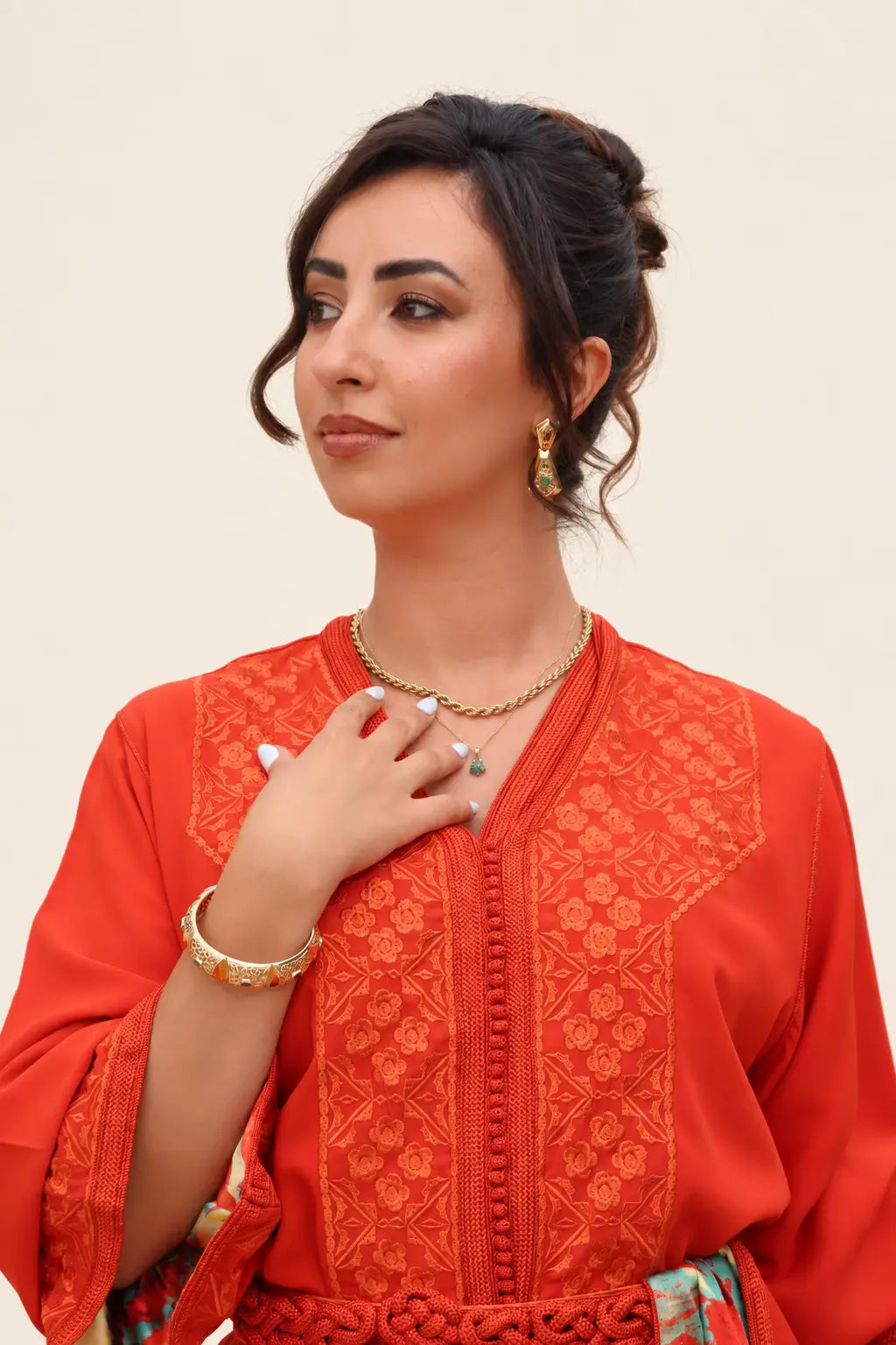 Tenue 2 Pieces rouge – détail de la broderie