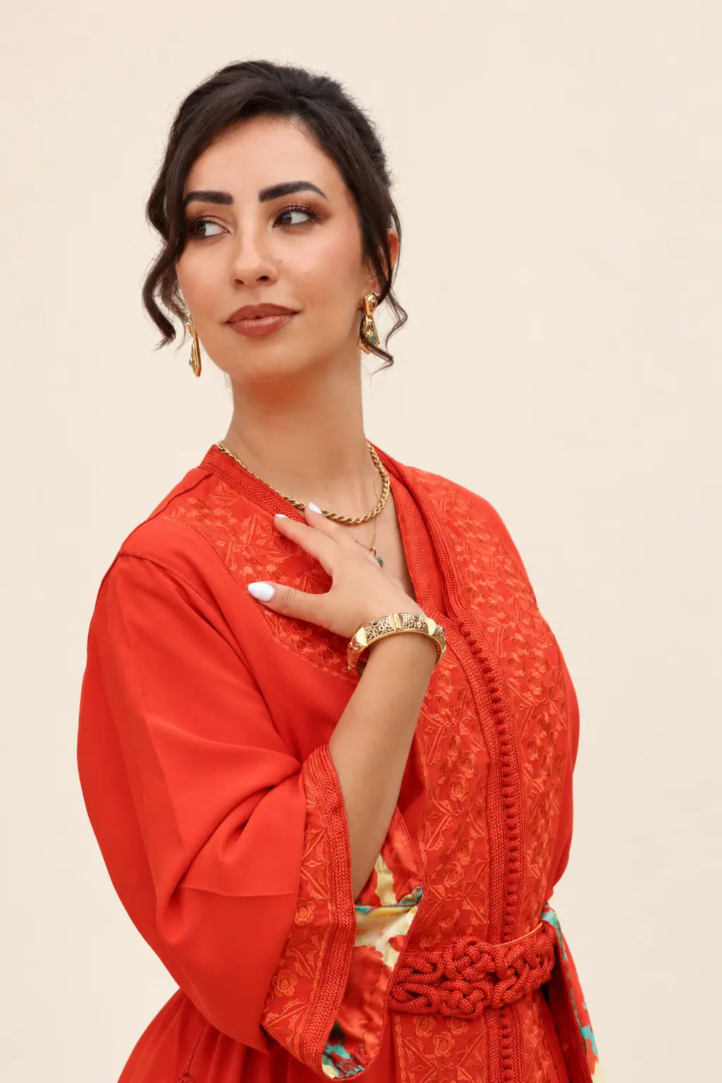 Tenue 2 Pieces rouge – détail du col et de la manche